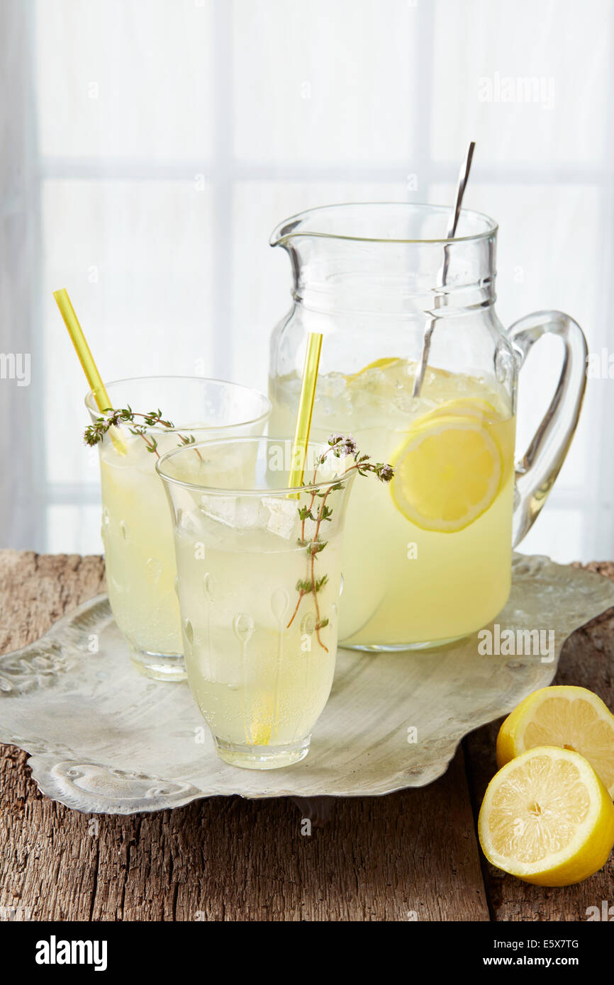 Funkelnde Thymian Limonade, frische Zitrone, Thymian infundiert Sirup mit Mineralwasser Stockfoto