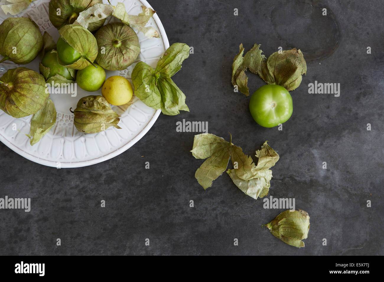 Frische Tomatillos auf einer Platte und Zink Metalloberfläche Stockfoto