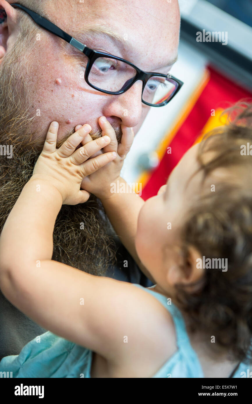 Nahaufnahme eines Mädchens mit Händen über den Mund des Mannes Stockfoto