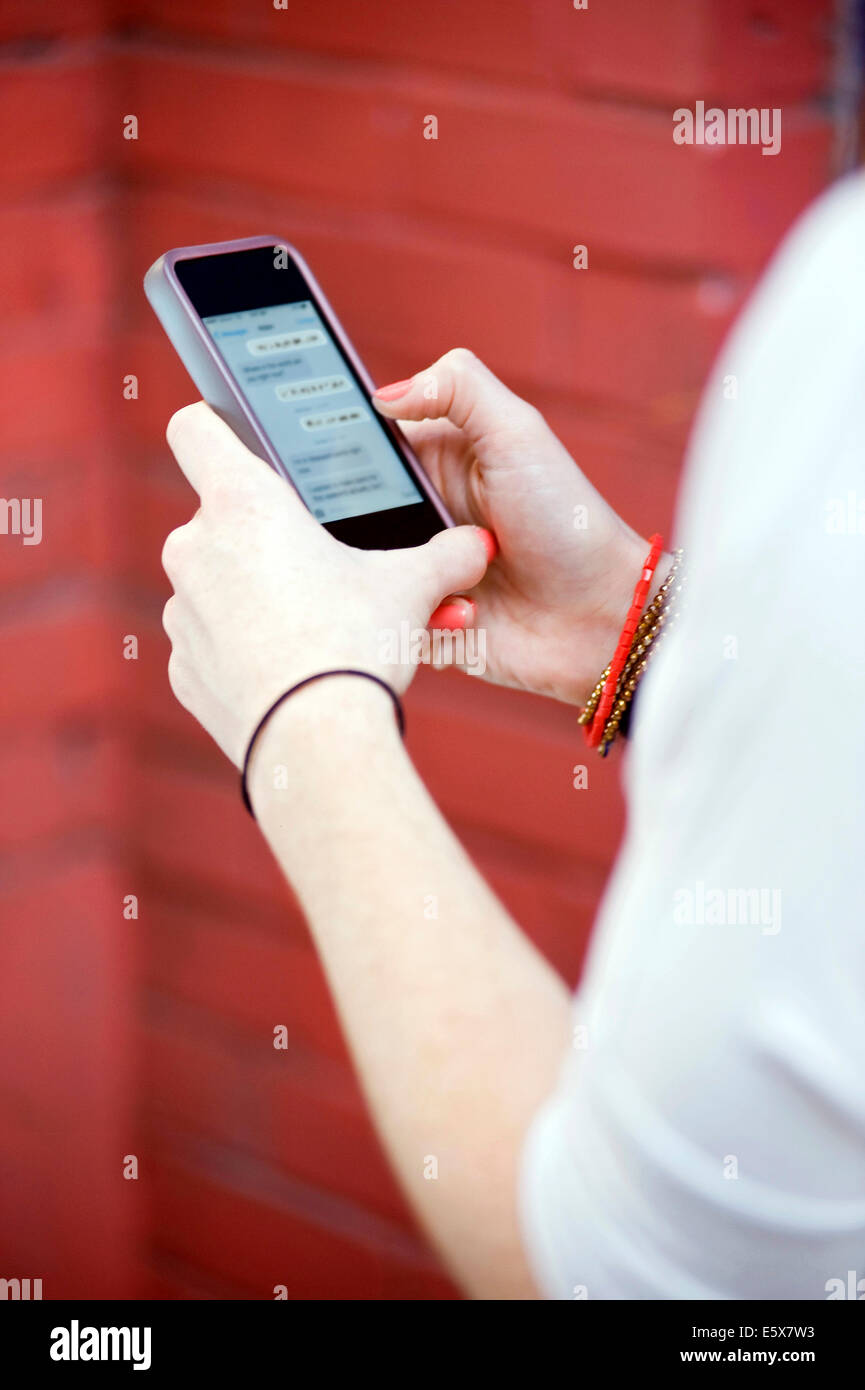 Nahaufnahme eines jungen Weibes Hände SMS auf smartphone Stockfoto