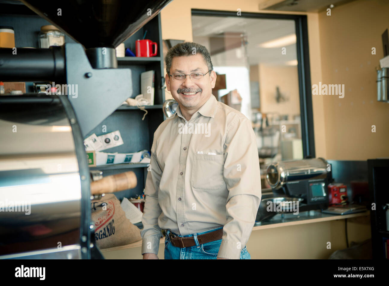 Porträt von Reifen männlichen Unternehmer im café Stockfoto