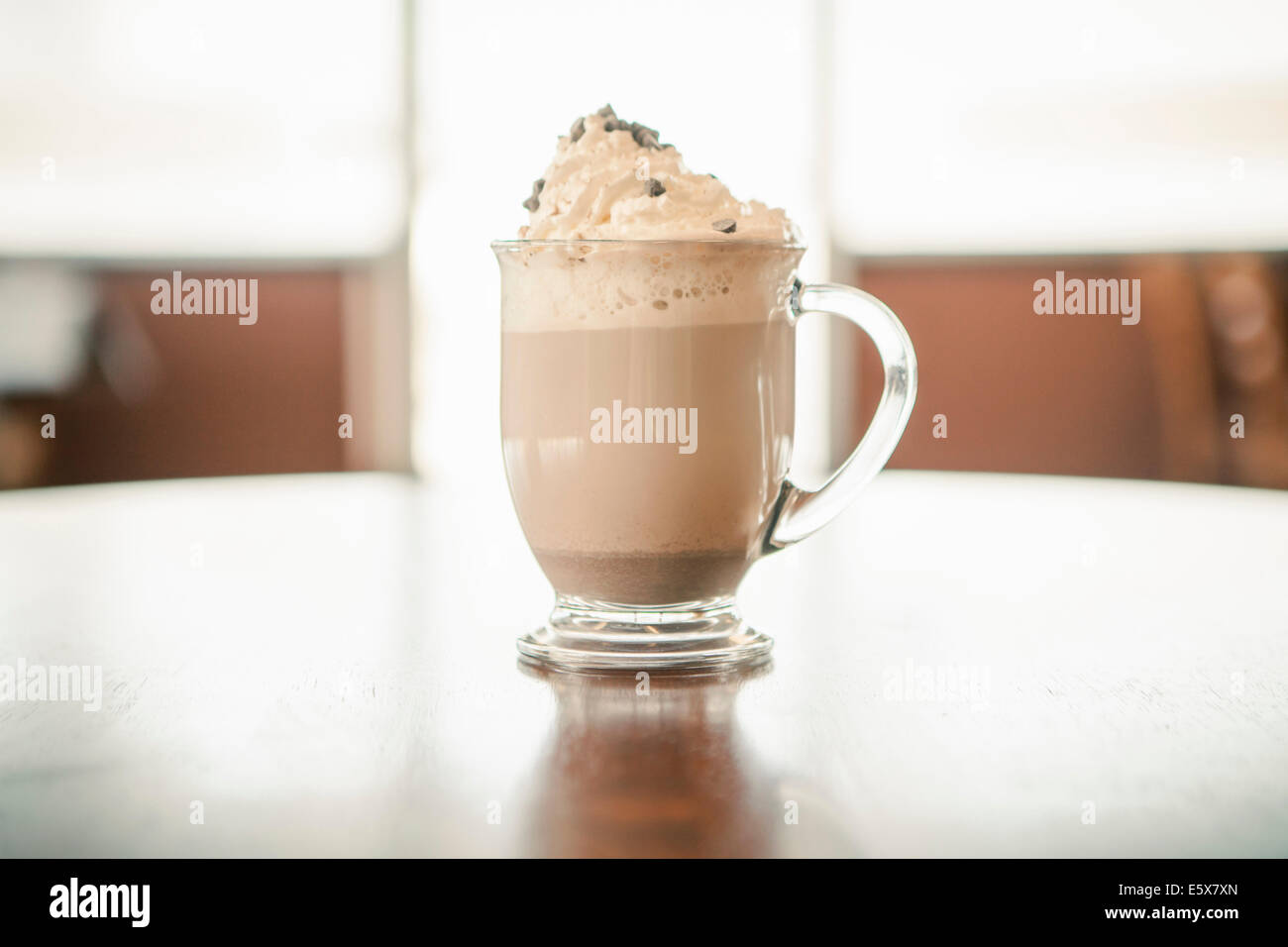 Heiße Schokolade mit Sahne im Café hautnah Stockfoto