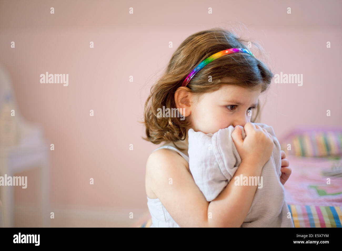 Unglücklich drei Jahre altes Mädchen im Schlafzimmer halten Schmusedecke, Gesicht Stockfoto