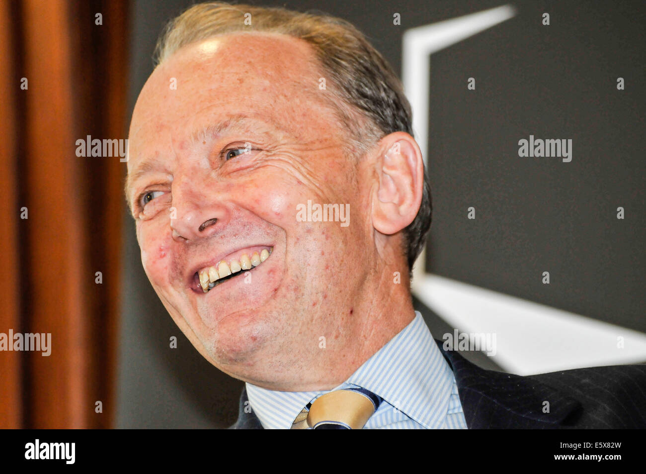 Belfast, Nordirland. 7. August 2014 - Sir Hugh Orde in Diskussion mit John Ware, Belfast Credit: Stephen Barnes/Alamy Live News Stockfoto