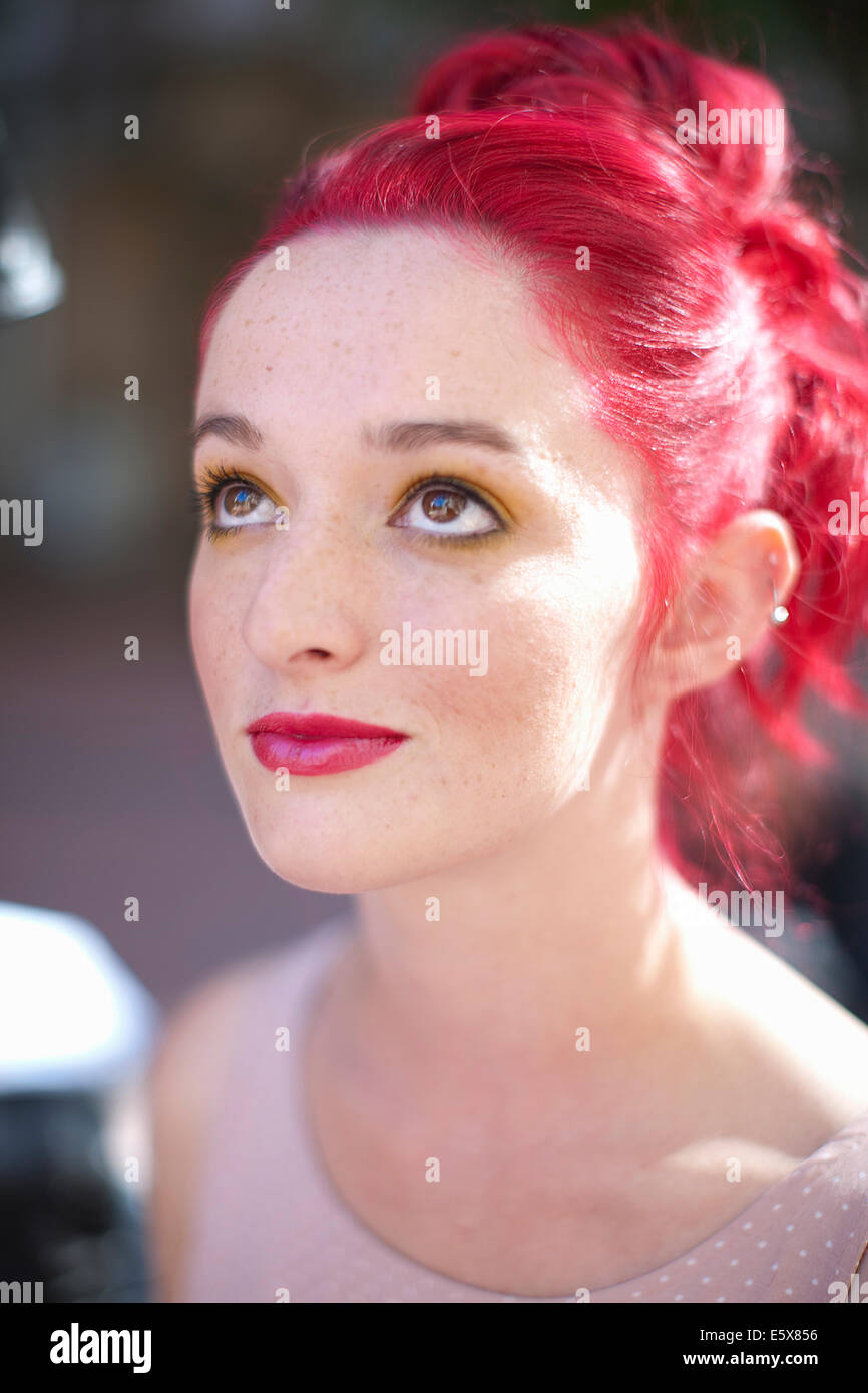 Porträt der jungen Frau mit rosa Haaren hautnah Stockfoto