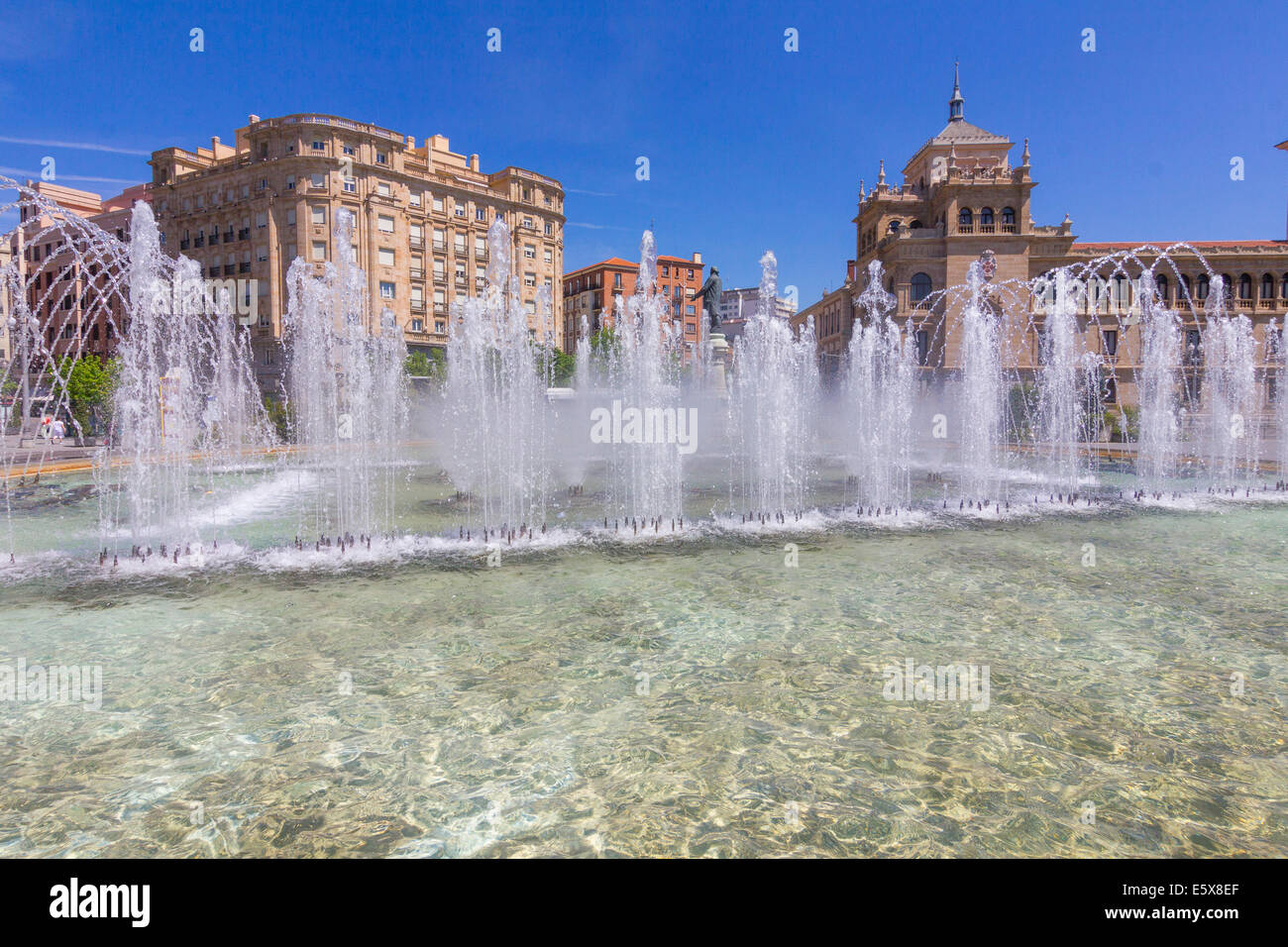 Moderner Brunnen in den quadratischen Zorrilla in Valladolid, Spanien Stockfoto