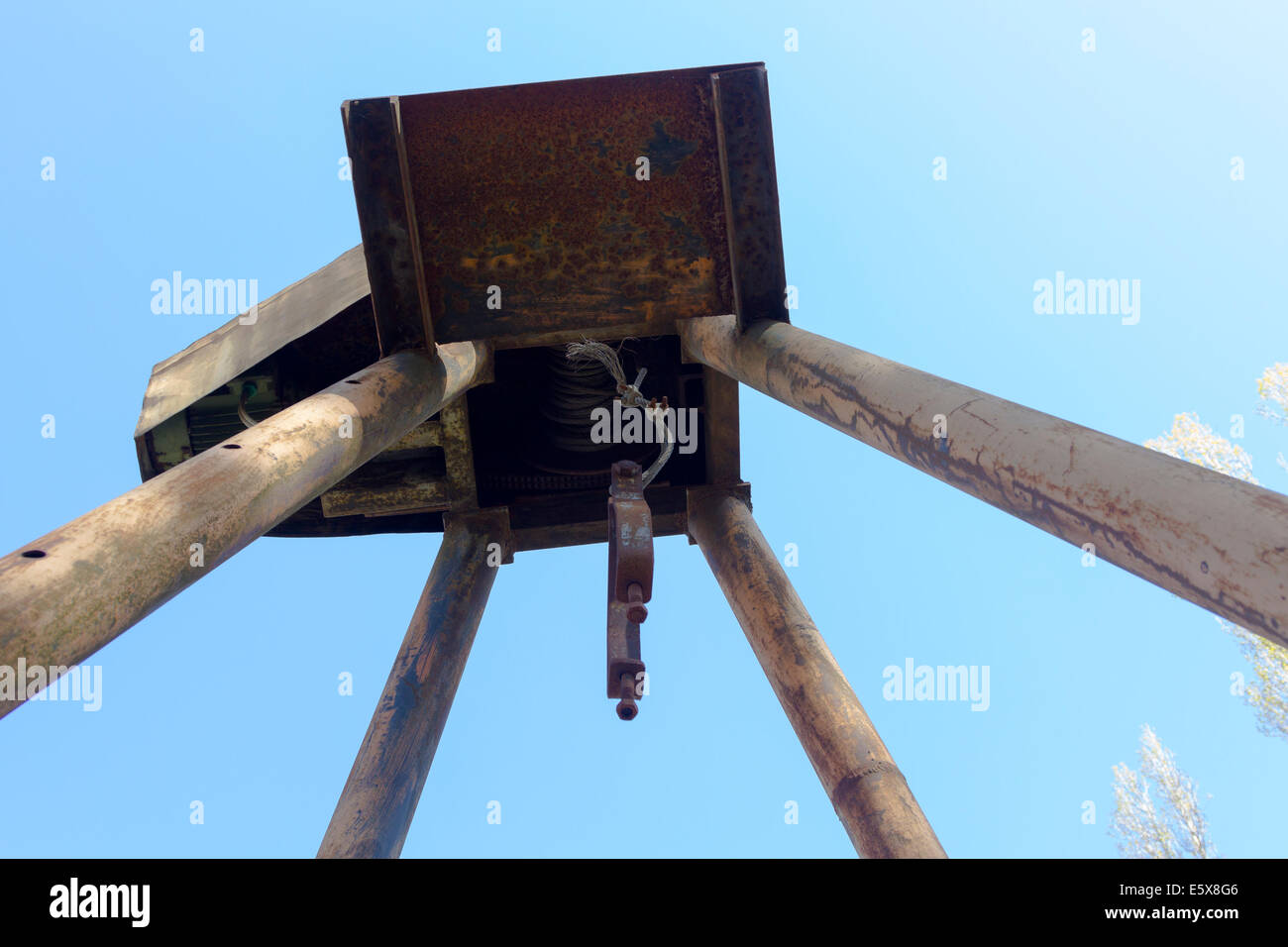 Motor und Kabel rostigen alten LKW-Kran Stockfoto