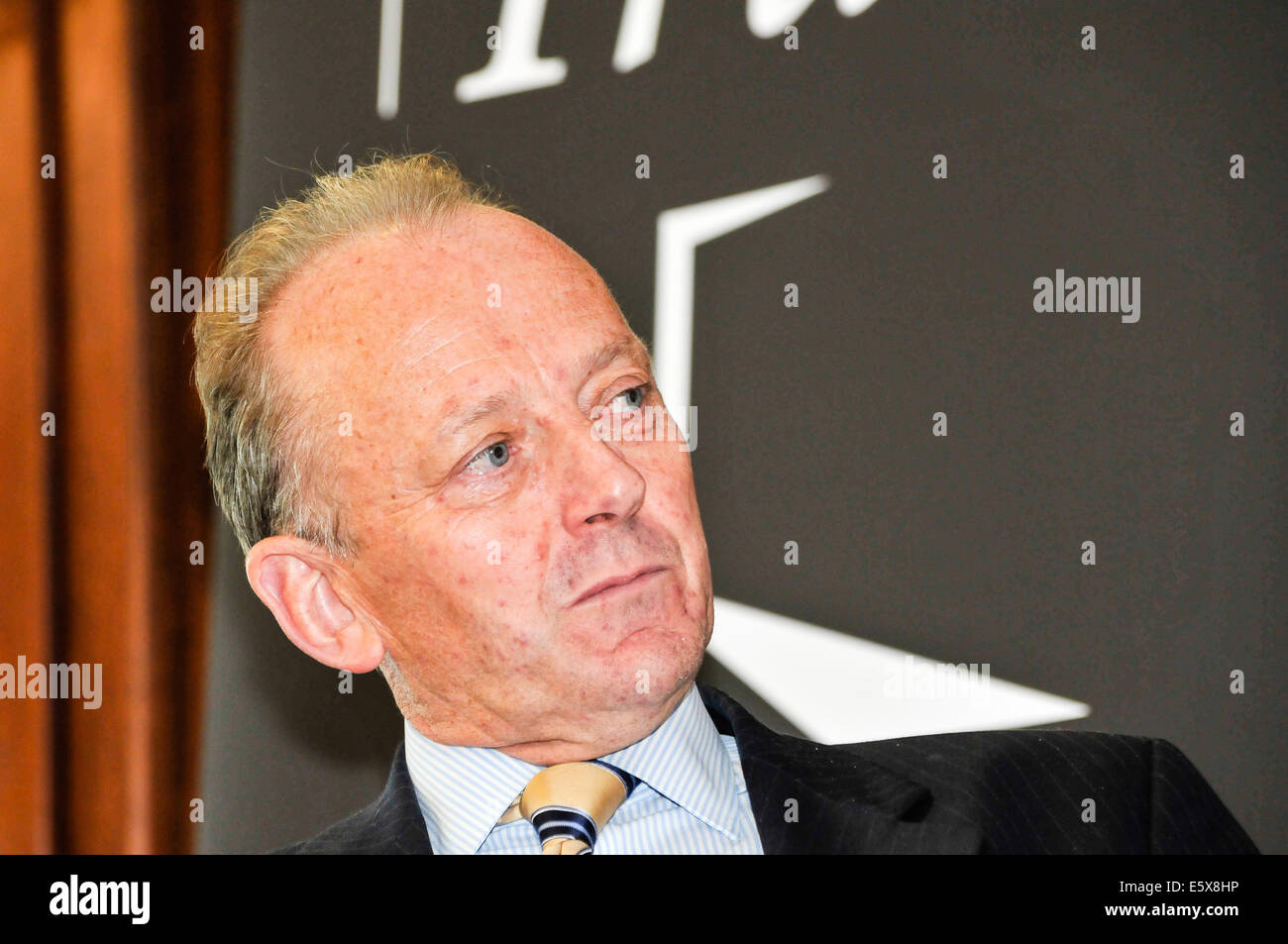 Belfast, Nordirland. 7. August 2014 - Sir Hugh Orde in Diskussion mit John Ware, Belfast Credit: Stephen Barnes/Alamy Live News Stockfoto