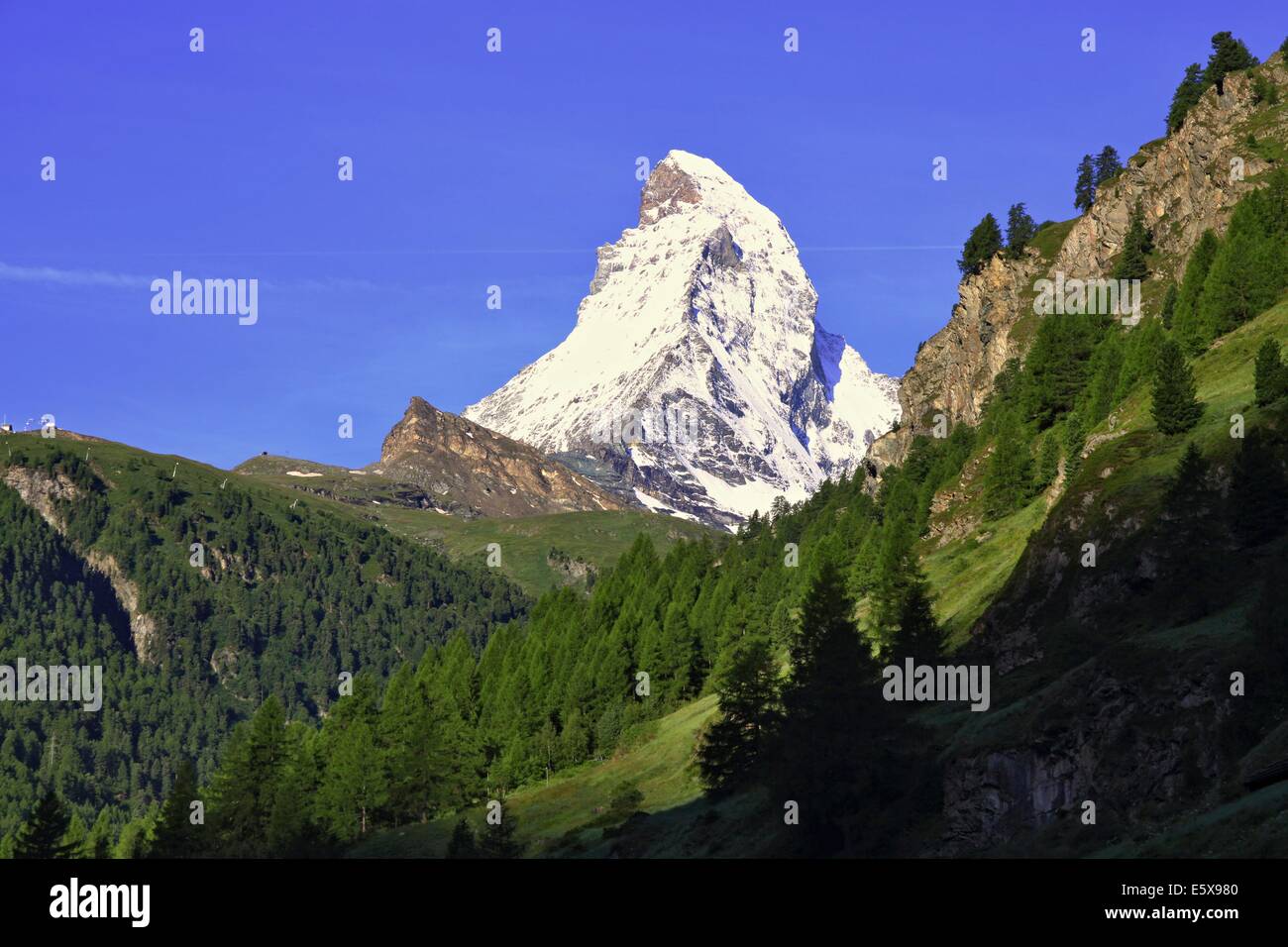 Herrliche Aussicht auf Wanderweg in der Nähe das Matterhorn in den Schweizer Alpen Stockfoto