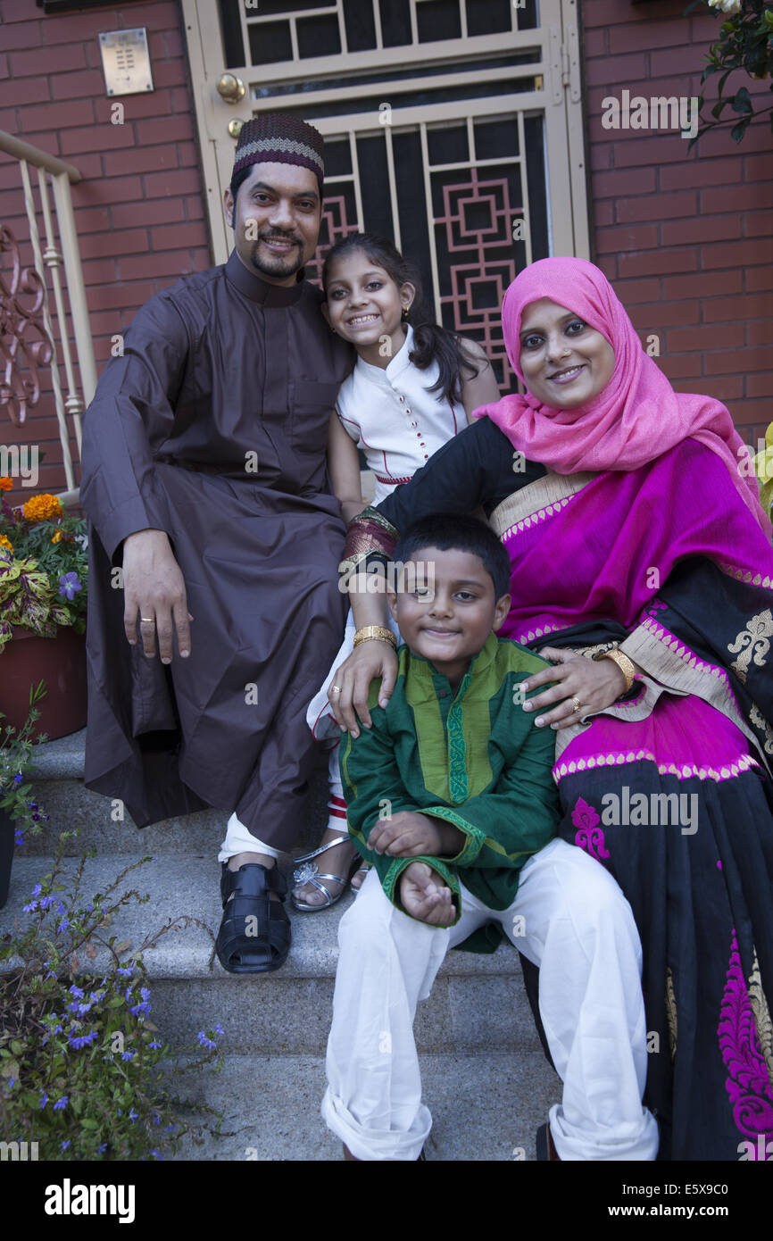 Bangladeshi amerikanische Familie verkleidet für die muslimischen Feiertag Eid am Ende des Ramadan. Stockfoto