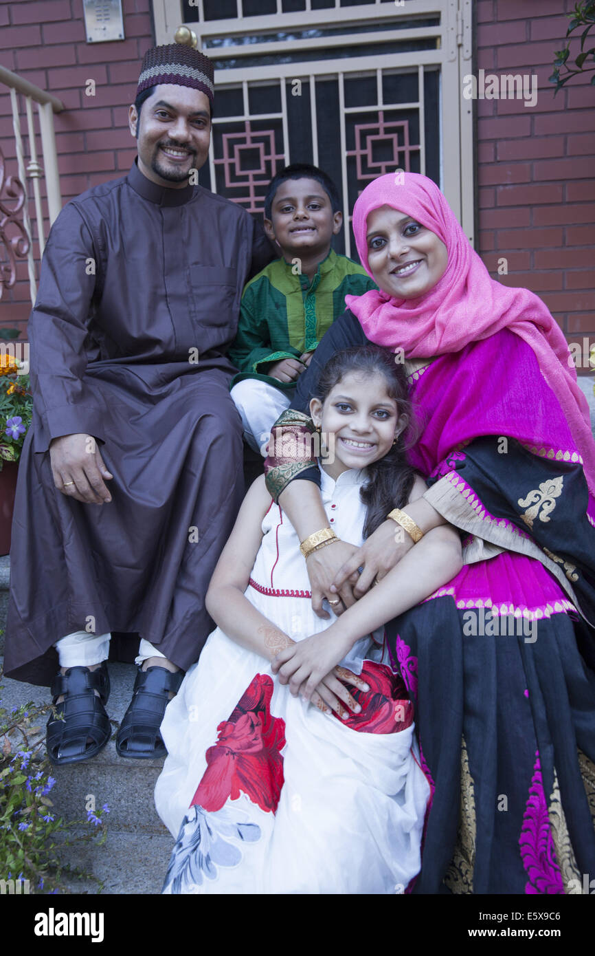 Bangladeshi amerikanische Familie verkleidet für die muslimischen Feiertag Eid am Ende des Ramadan. Stockfoto