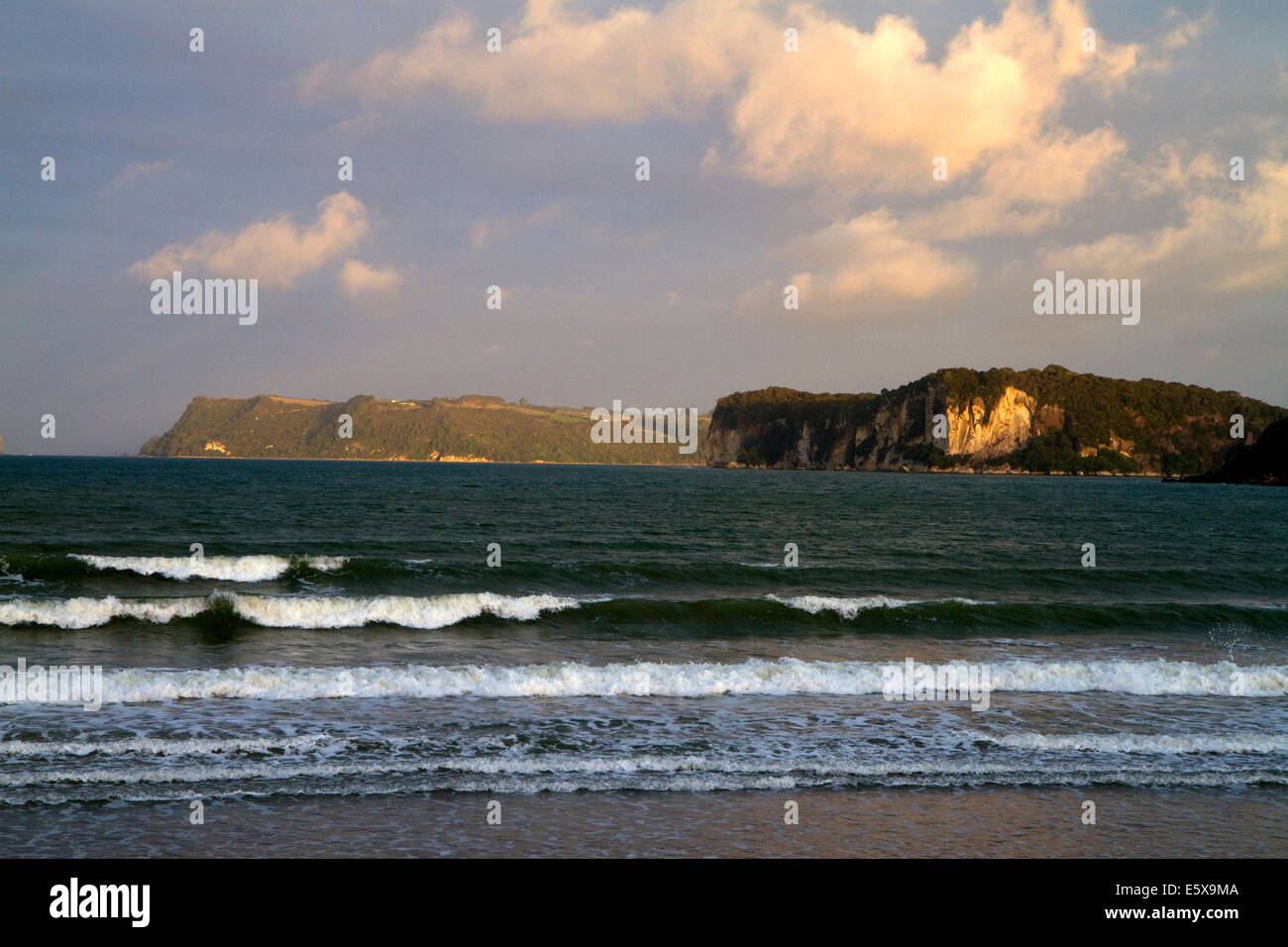 Mercury Bay liegt an der Ostküste der Coromandel-Halbinsel auf der Nordinsel von Neuseeland. Stockfoto