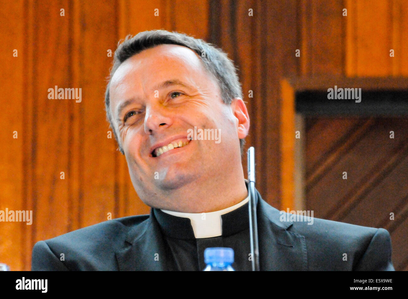 Belfast, Nordirland. 6 Aug 2014 - Vater Tim Bartlett, Assistent des Primas von Irland Kardinal Seán Brady Credit: Stephen Barnes/Alamy leben Nachrichten Stockfoto