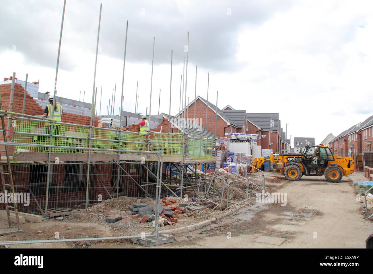 Neue Häuser gebaut auf UK-Baustelle, Derbyshire, England - Sommer Stockfoto