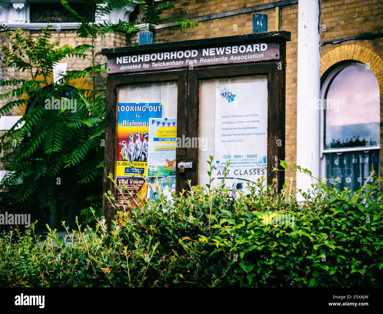 Nachbarschaft Gemeinschaft Newsboard mit Informationen über lokale Angelegenheiten und Ereignisse - Twickenham, größere London, UK Stockfoto