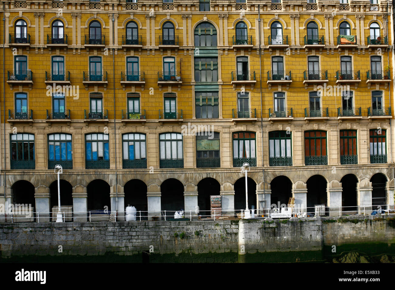 Stadtbild von wunderschönen modernistischen Gebäude in Bilbao Bailen Straße neben dem Fluss Nervion baskischen Land Spanien Stockfoto