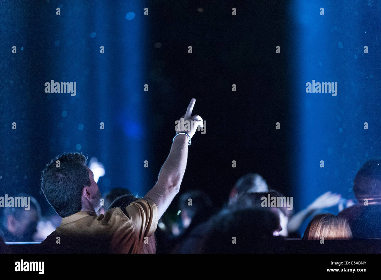 London, UK, 6. August 2014. In Victoria Tower Gardens, neben dem Palace of Westminster japanische Künstler Ryojis "Spektren" ist eine Spalte mit Licht, dass die Projekte senkrecht in den Himmel für sieben Nächte, Sonnenaufgang bis Sonnenuntergang bis Montag 11. August. Das Kunstwerk ist powered by neunundvierzig statische leistungsstarke Scheinwerfer, ist von weit her sichtbar und ist Teil der Initiative Lights Out Setup um den hundertsten Jahrestag des ersten Weltkriegs zu gedenken. Im Bild: Besucher stehen unter die Scheinwerfer. Bildnachweis: Stephen Chung/Alamy Live-Nachrichten Stockfoto