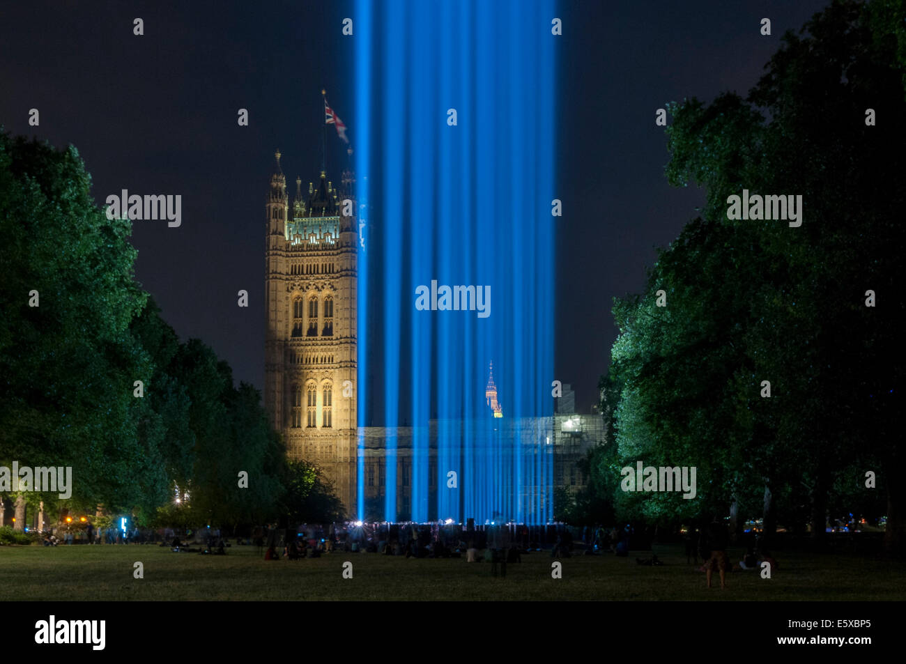 London, UK, 6. August 2014.  In Victoria Tower Gardens, neben dem Palace of Westminster japanische Künstler Ryojis "Spektren" ist eine Spalte mit Licht, dass die Projekte senkrecht in den Himmel für sieben Nächte, Sonnenaufgang bis Sonnenuntergang bis Montag 11. August.  Das Kunstwerk ist powered by neunundvierzig statische leistungsstarke Scheinwerfer, ist von weit her sichtbar und ist Teil der Initiative Lights Out Setup um den hundertsten Jahrestag des ersten Weltkriegs zu gedenken. Bildnachweis: Stephen Chung/Alamy Live-Nachrichten Stockfoto