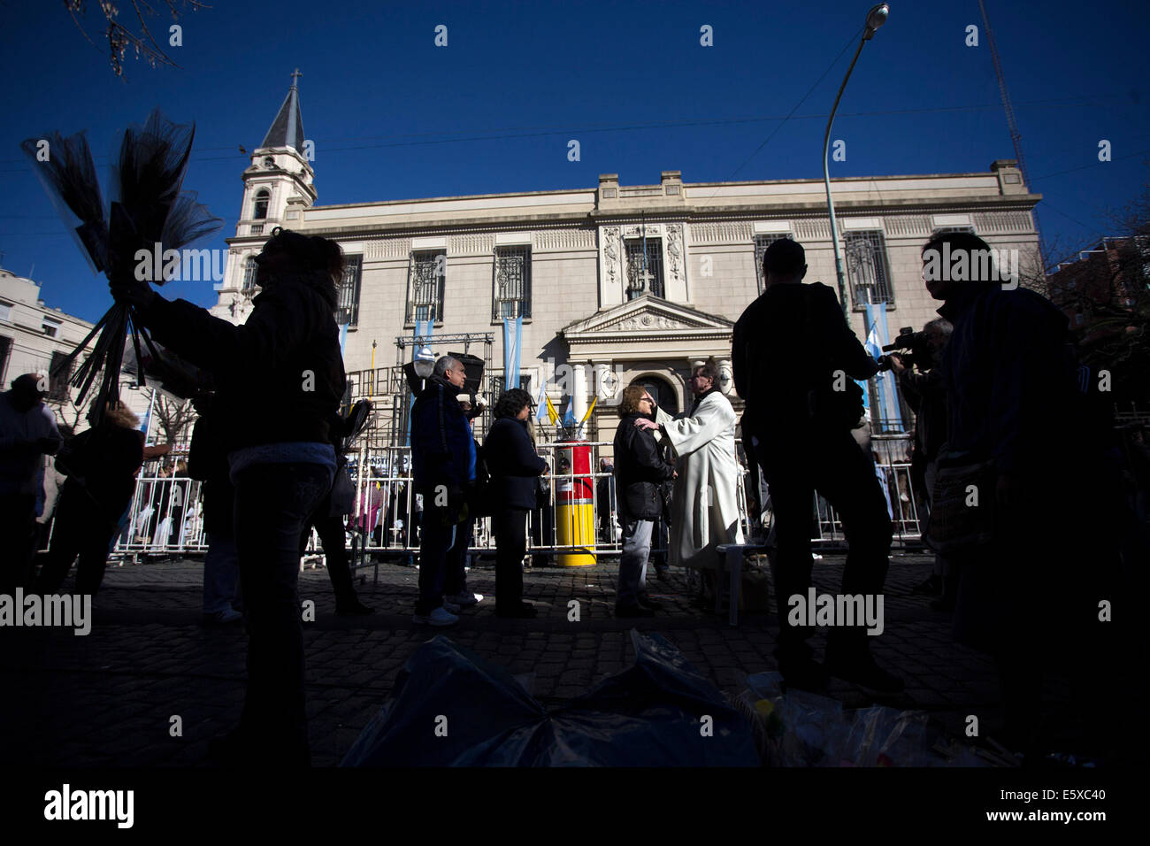 Buenos Aires, Argentinien. 7. August 2014. Ein Priester segnet eine Frau vor San Cayetano Parish, während der Feierlichkeiten von San Cayetano Tag, in der Wallfahrtskirche befindet sich in Liniers Nachbarschaft in Buenos Aires, Hauptstadt von Argentinien, am 7. August 2014. Das fest von San Cayetano, 8. Oktober 1629 von Papst Urbano VIII Selig- und heiliggesprochen durch Papst Clement X auf 12. April 1671 wird von Katholiken am 7. August jedes Jahr gefeiert. © Martin Zabala/Xinhua/Alamy Live-Nachrichten Stockfoto