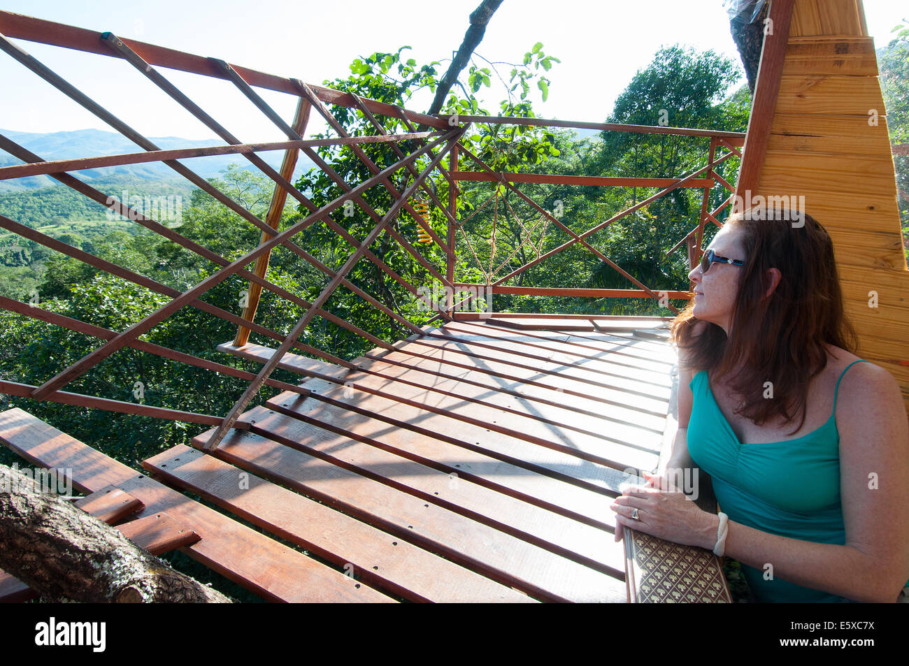 Frau in einem Baumhaus Goias, Brasilien Stockfoto