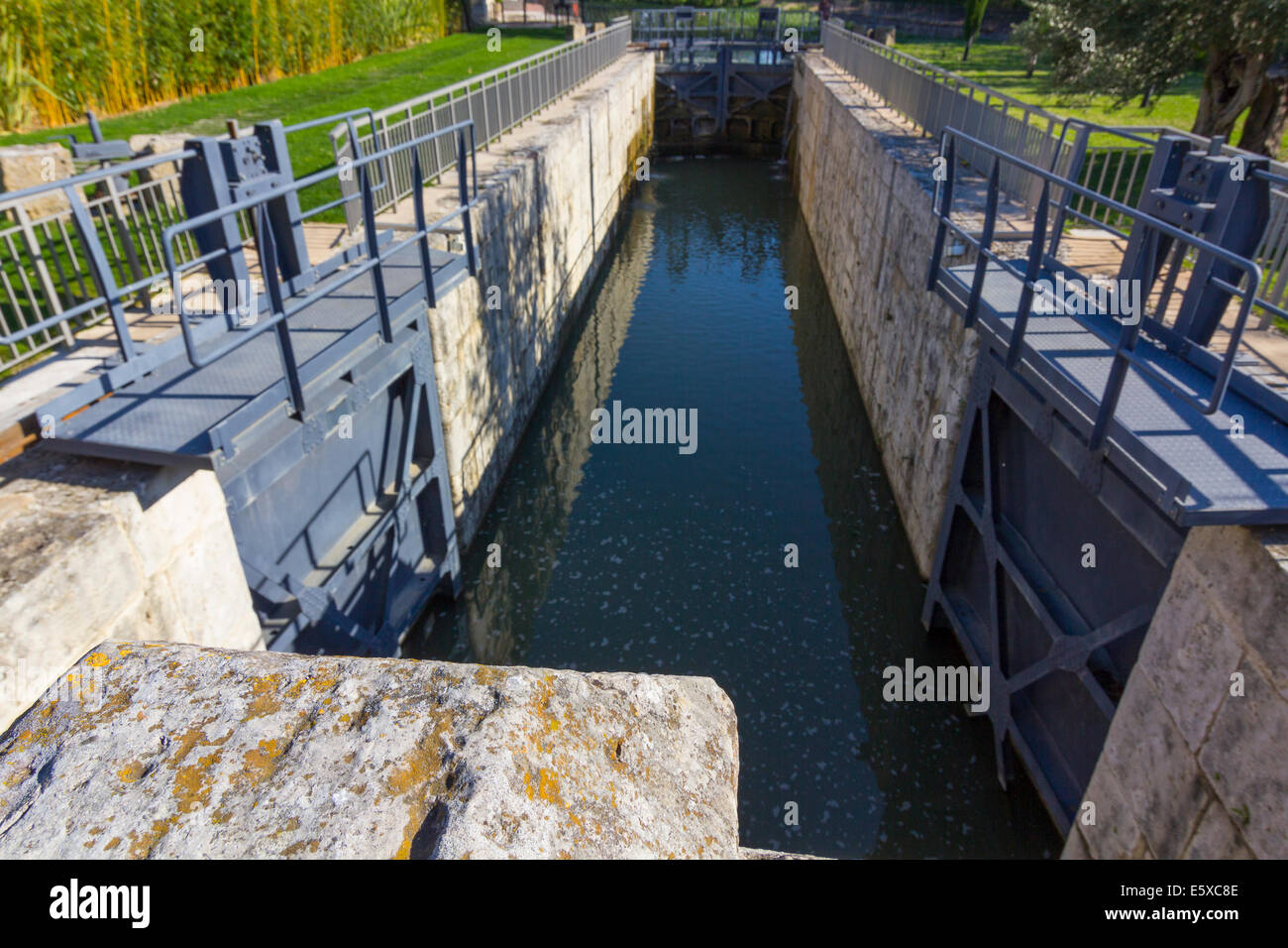 Gates Containment des Wassers in einen Kanal Stockfoto