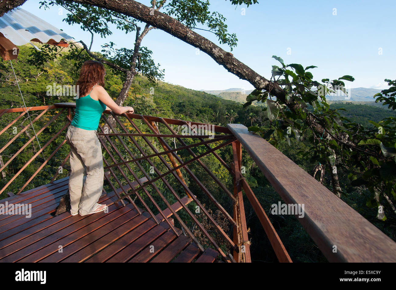 Frau in einem Baumhaus Goias, Brasilien Stockfoto