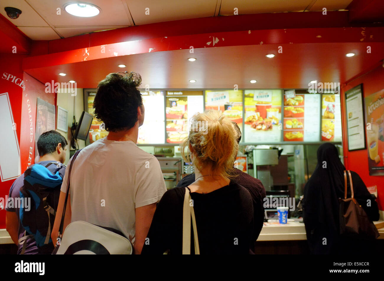 Kunden, die Schlange stehen am KFC Kentucky Fried Chicken in London Stockfoto