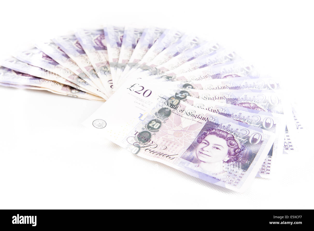 Britische Pfund-Banknoten auf weißem Hintergrund Stockfoto