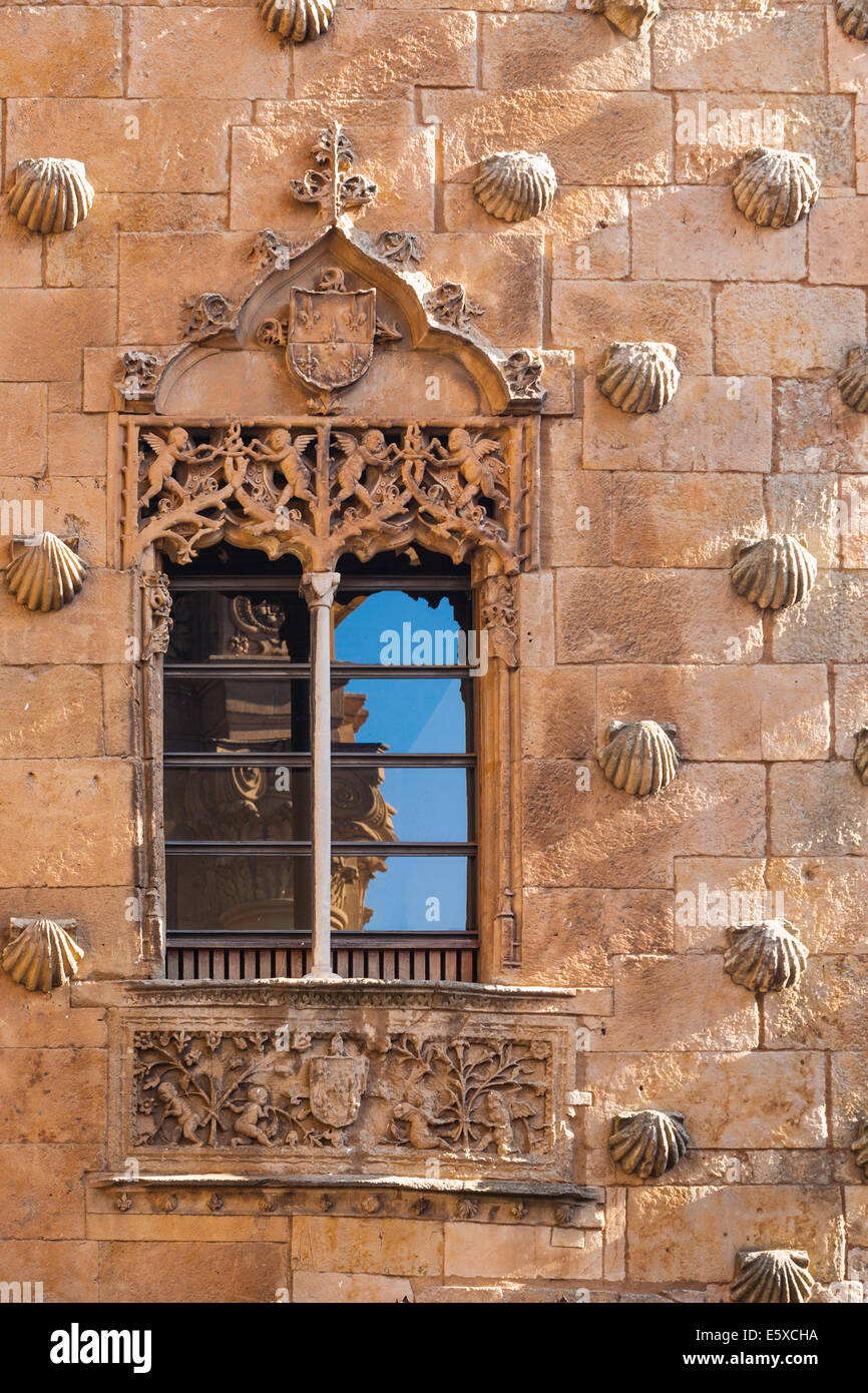 schöne Fenster mit Reflexionen in das Haus der Muscheln, Salamanca Spanien Stockfoto