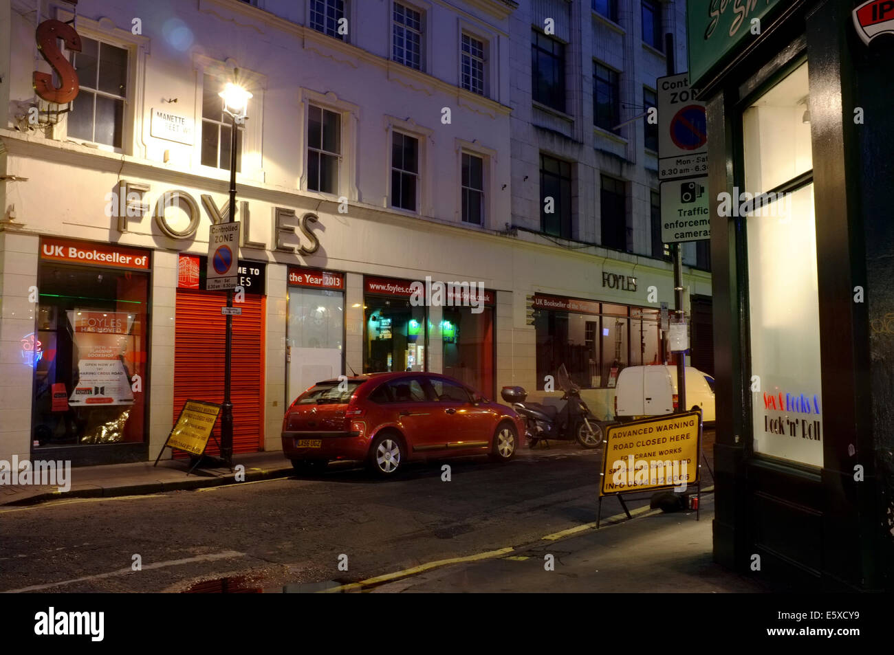 Foyles Buchladen in ruhiger Seitenstraße in Soho, London Stockfoto