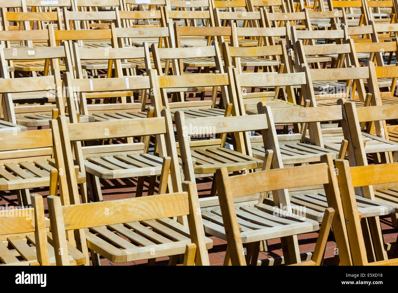 Hintergrund mit vielen Holzstühlen ausgekleidet Stockfoto