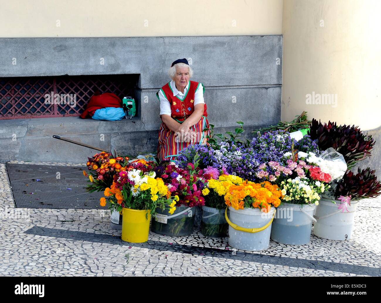 Eine Blumenverkäuferin in traditioneller Tracht Funchal Madeira Portugal Stockfoto