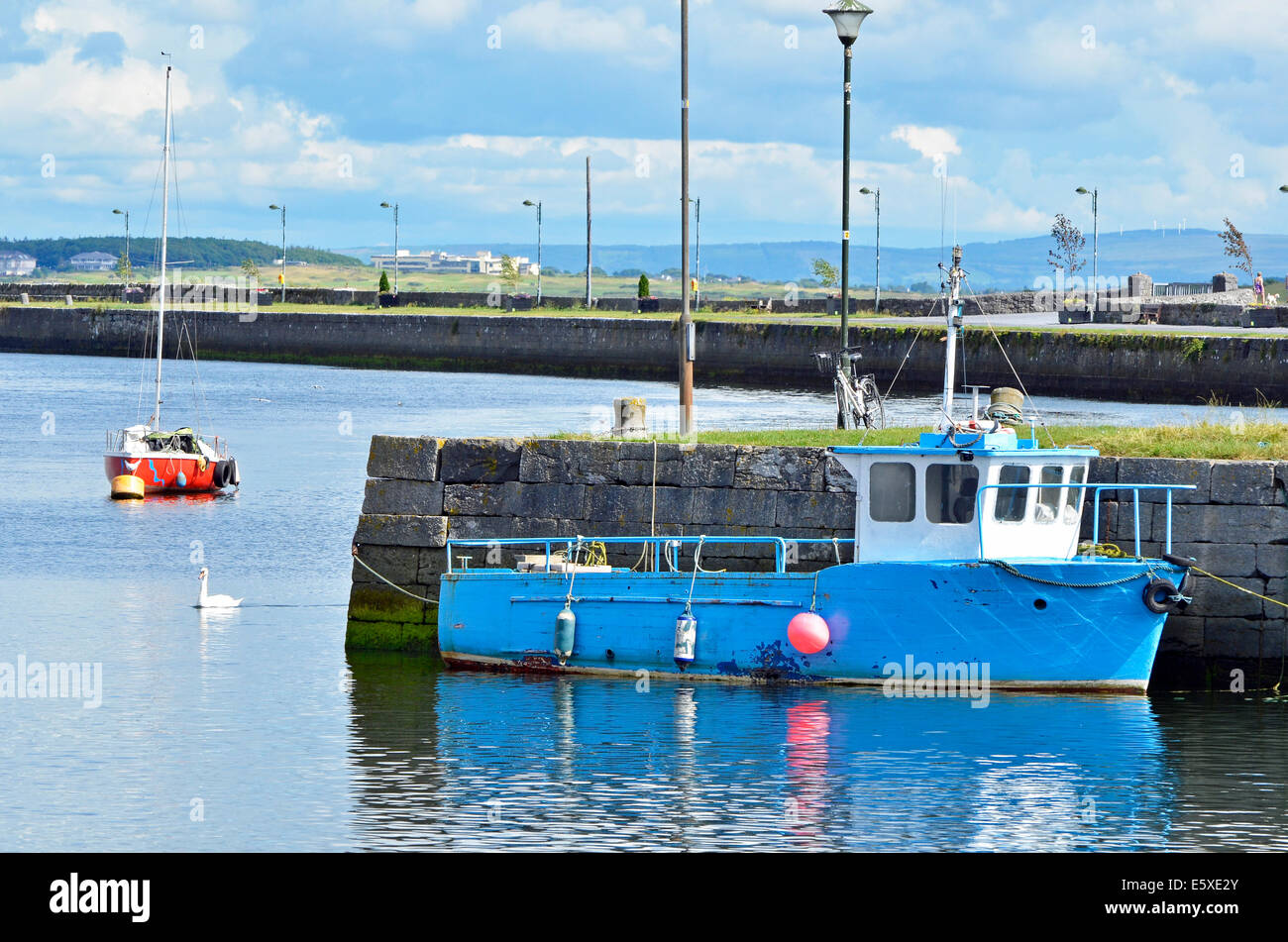 Boote vertäut am seewärtigen Ende des Claddagh-Becken, das alte Hafengebiet der Stadt Galway. Stockfoto