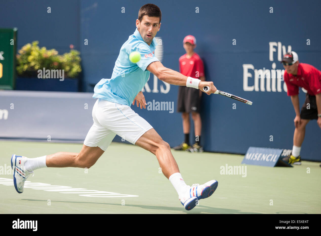 Toronto, Kanada. 7. August 2014. Novak Djokovic gibt den Ball zurück, während sein Match gegen Jo-Wilfried Tsonga am 2014 Rogers Cup in Toronto am 7. August 2014 gespielt wird. Djokovic verlor das Spiel in zwei Sätzen 6-2, 6-2. Bildnachweis: Mark Spowart/Alamy Live-Nachrichten Stockfoto