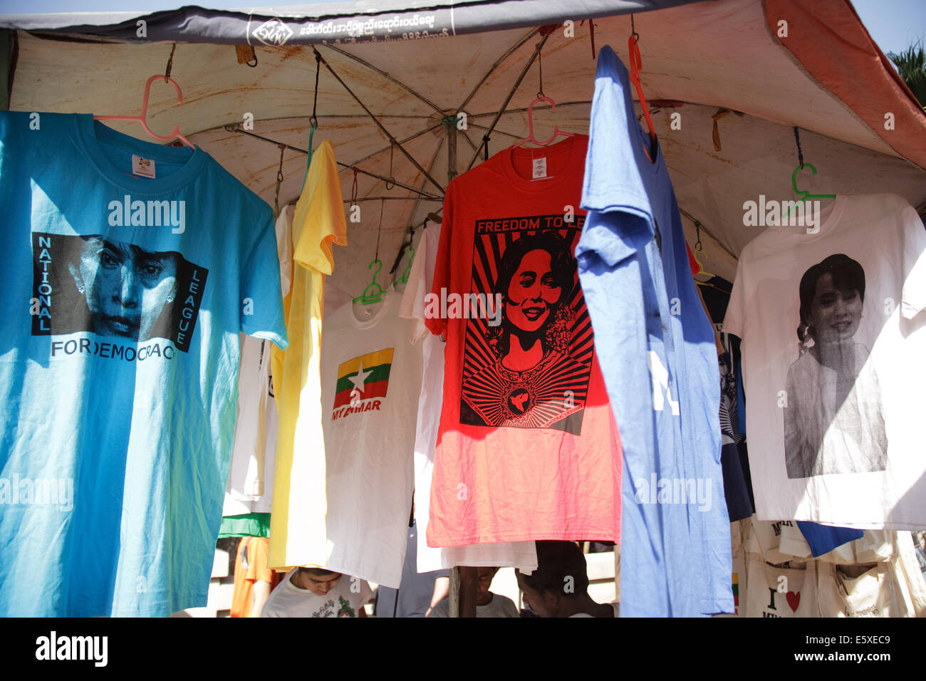 Souvenir T Shirts mit dem Gesicht von Aung San Suu Kyi für den Verkauf auf Bogyoke Aung San Straße, zentrale Yangon, Birma (Myanmar). Stockfoto