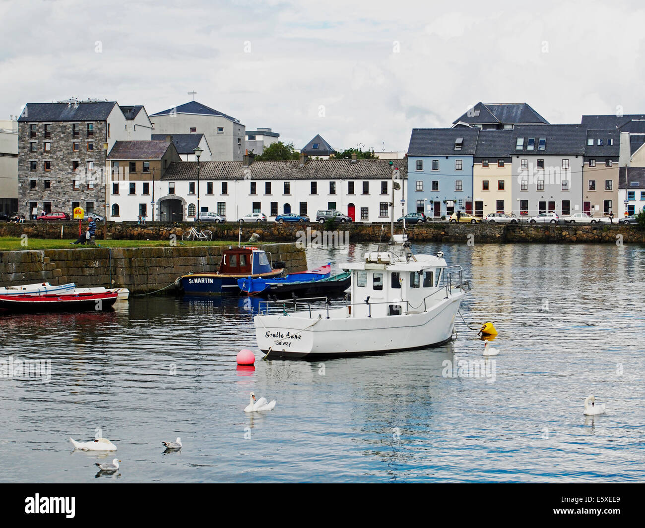 Sportboote vor Anker in der Claddagh-Becken, der alte Galway Stadthafen mit Wasser Häuser über. Stockfoto