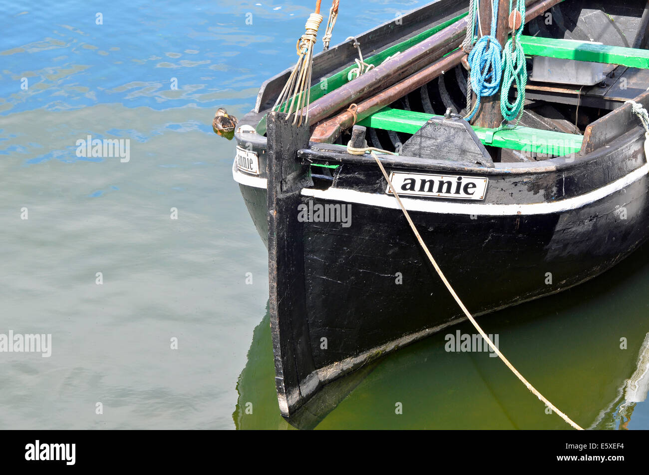 Traditionelles Galway Hooker Boot vertäut im Claddagh Bassin, Galway Stadt. Stockfoto