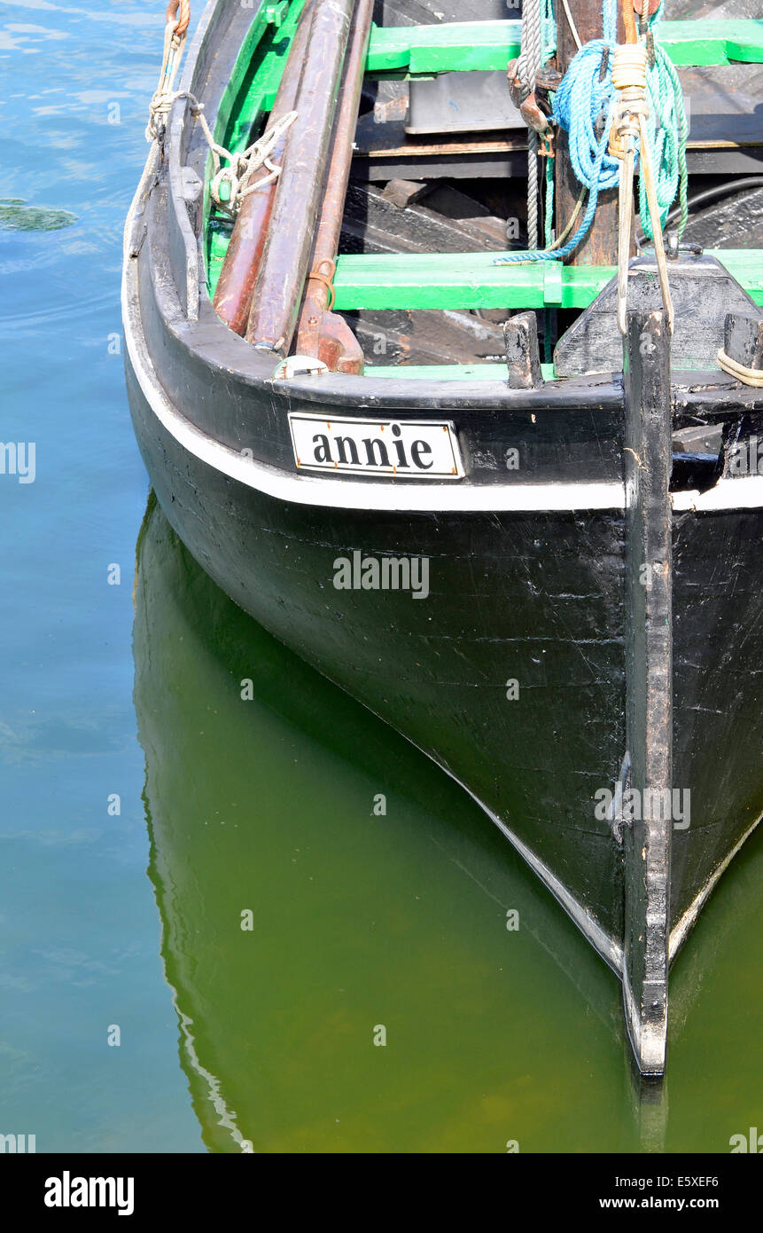 Traditionelles Galway Hooker Boot vertäut im Claddagh Bassin, Galway Stadt. Stockfoto