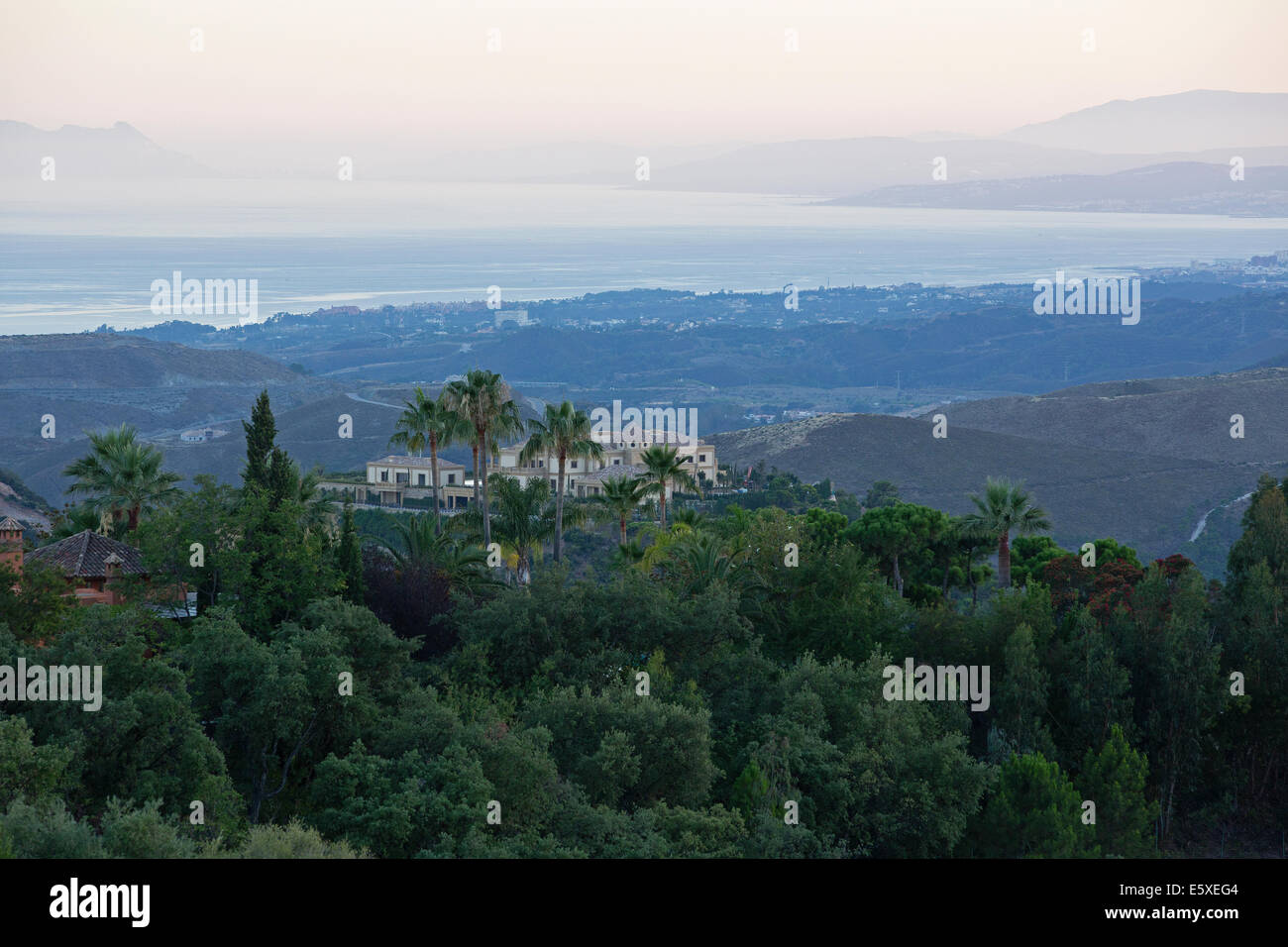 Große Villa auf abgeflachten Hügel in den exklusiven Luxus Refugium in den Bergen von La Zagaleta Stockfoto