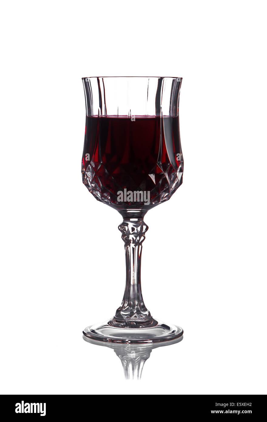 Rotwein in einem Weinglas auf weißem Hintergrund Stockfoto