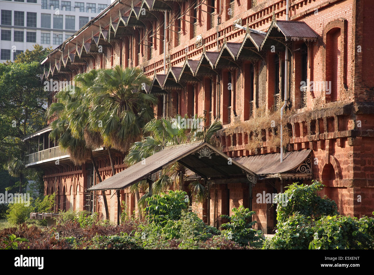 Koloniale Architektur des alten Rangun Bahnhofsgebäude in Yangon, Myanmar (Burma). Stockfoto