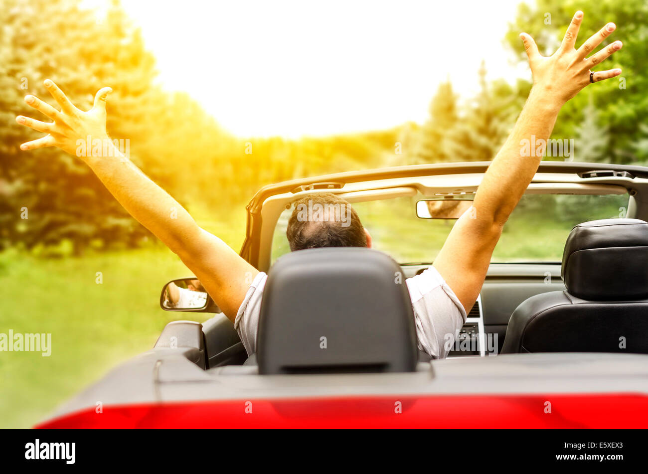 Freiheit - Happy freier Mann im Auto Stockfoto