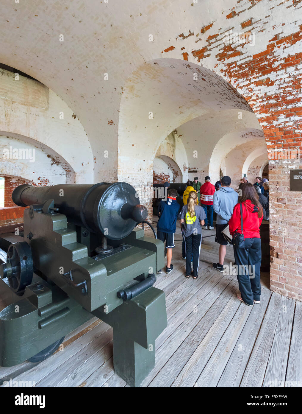 Reisegruppe durch die Kasematte Geschütze im historischen Fort Pulaski National Monument, Cockspur Island, in der Nähe von Savannah, Georgia, USA Stockfoto
