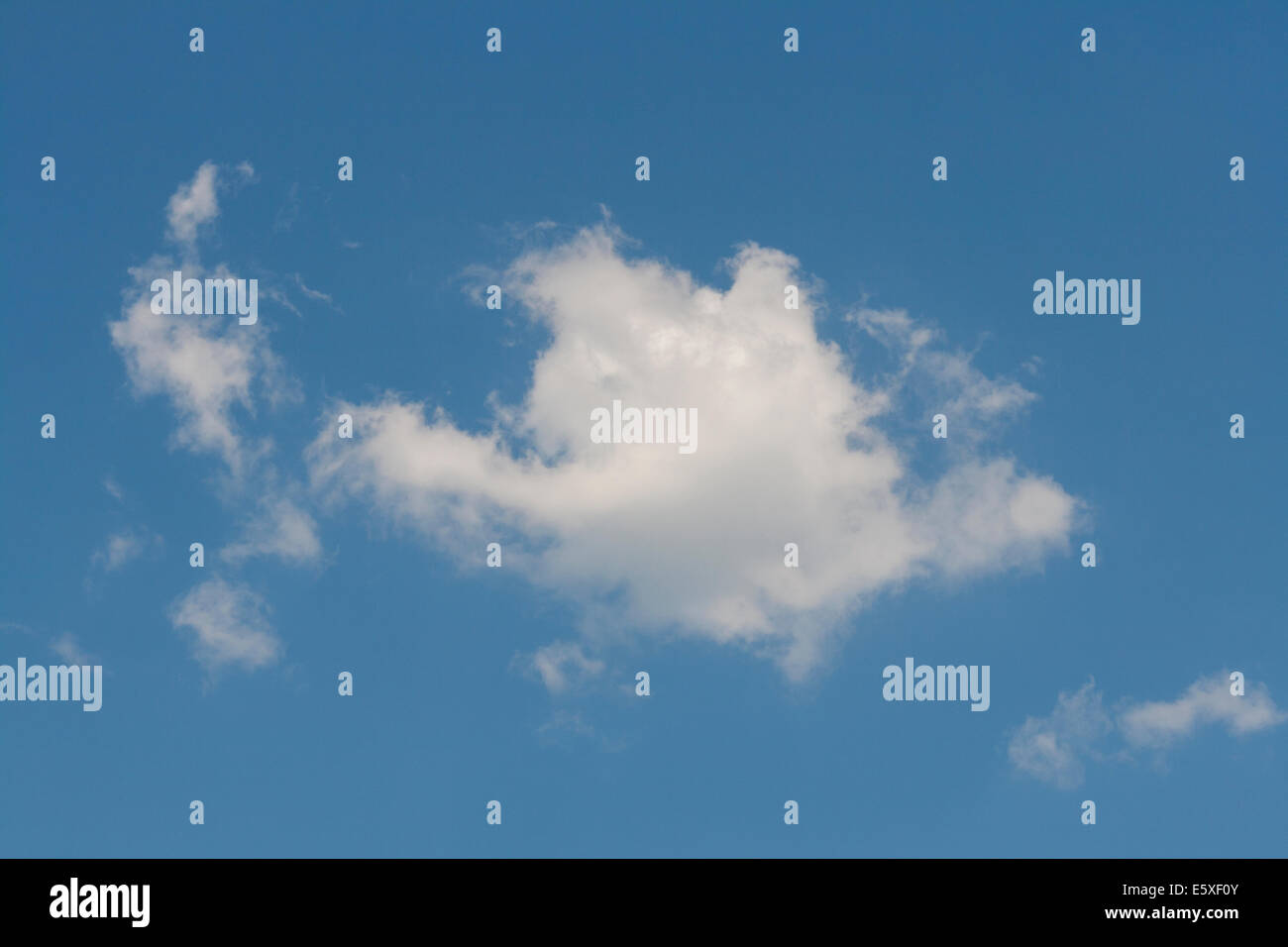 blauer Himmel und kleine Wolke Stockfoto