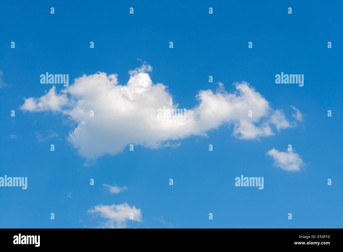 blauer Himmel und kleine Wolke Stockfoto