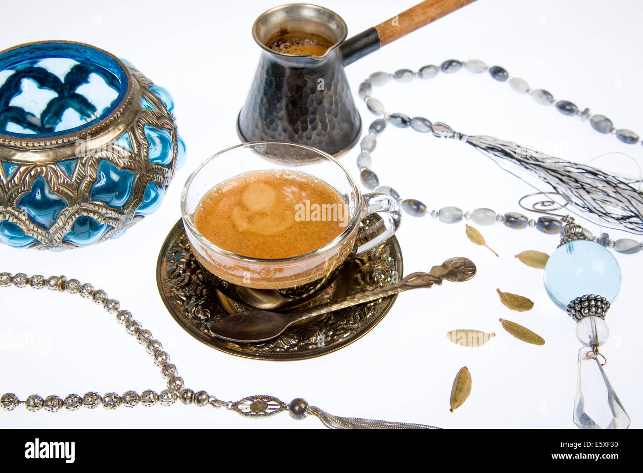 Arabischer Kaffee mit Kardamom auf weißem Hintergrund Stockfoto