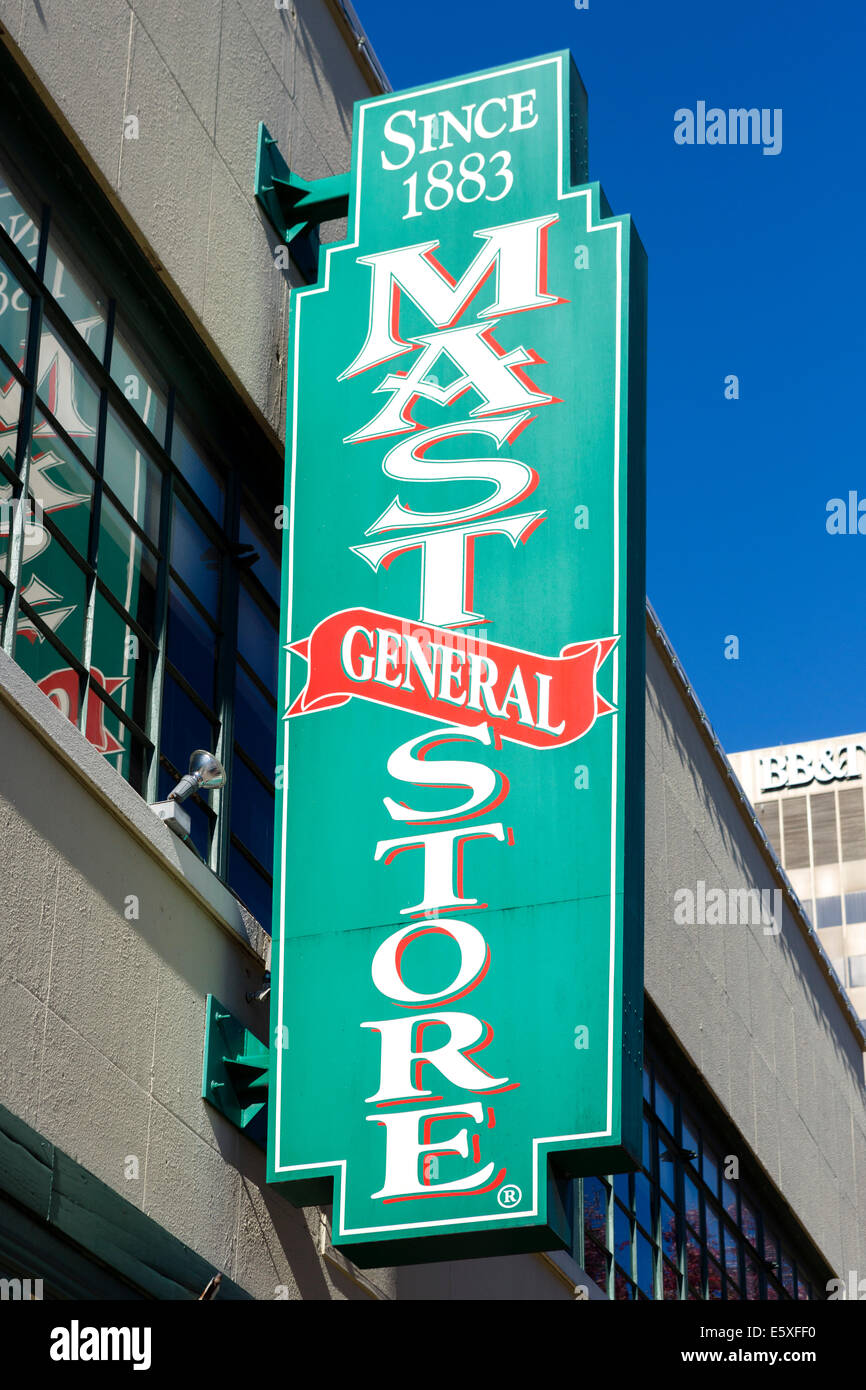 Der 19-Mast-Gemischtwarenladen auf Biltmore Avenue in der Innenstadt von Asheville, North Carolina, USA Stockfoto