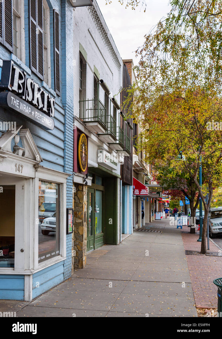 Geschäfte und Restaurants auf der East Franklin Street in der Innenstadt von Chapel Hill, North Carolina, USA Stockfoto