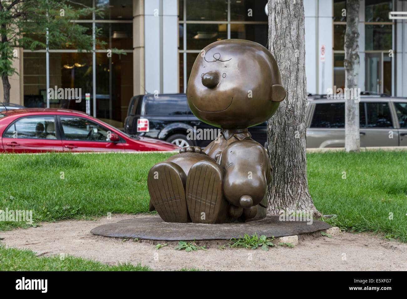 Statue des Charles M Schulzs Peanuts Figuren Charlie Brown und Snoopy
