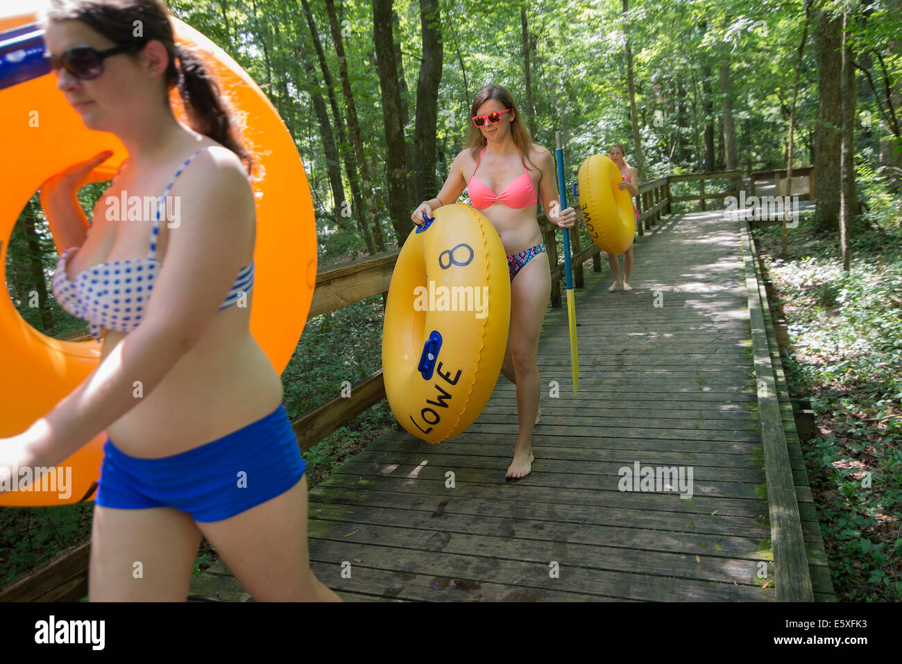 Menschen zu Fuß hinunter zu einem der Ausgangspunkte für Schlauch Ichetucknee flussabwärts in Nordflorida. Stockfoto